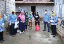 Ramadhan Hari ke-10, Riana Sari Arinal Beri Hidangan Buka Puasa untuk Lansia dan Anak Terlantar di Kawasan Natar