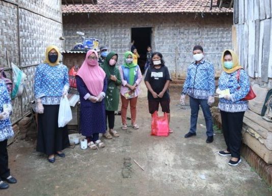 Ramadhan Hari ke-10, Riana Sari Arinal Beri Hidangan Buka Puasa untuk Lansia dan Anak Terlantar di Kawasan Natar