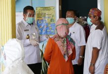 Percepatan Penanganan (GTPP) Covid-19 Kabupaten Pesawaran Dendi Ramadhona tinjau pelaksanaan Rapid Test di Balai Desa Taman Sari Kecamatan Gedong Tataan