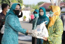 Ibu Riana Arinal Kembali Bagikan Sembako dan Nasi Kotak bagi Masyarakat Terdampak Covid-19