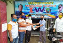 METRO -dr.Wahdi Sirajuddin,Sp.OG kunjungi Pengurus Daerah IWO Kota Metro dalam rangka kepedulian dirinya kepada rekan-rekan media online dengan memberikan bantuan sembako jelang hari raya idul Fitri 1441/H 2020 di Sekretariat Jl.Mayjen Ryachudu No.34, Rabu (20/05).