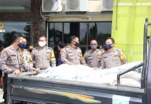Kapolri menginstruksikan jajarannya siapkan 10 ton beras untuk di bagikan kemasyarakat yg belum tersentuh bantuan.