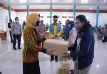 Ketua TP PKK Ibu Riana Sari Arinal Berikan Bantuan Sembako bagi Mahasiswa Unila Terdampak Covid-19