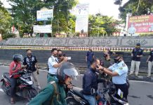 Bersama Forkopimda Edukasi Masyarakat Dengan Bagikan Ribuan Masker Dan Takjil.