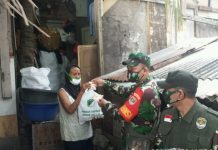 Dapur Umum TNI – Polri Kodim 0503/JB Tetap Distribusikan Makanan Siap Saji Kepada Warga Kelurahan Kebon Jeruk