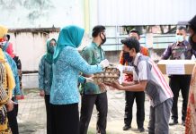 Semangat Hadapi Covid-19, Ibu Riana Arinal Beri Bantuan Telur dan Susu kepada Masyarakat dalam Program Jumat Barokah ke-8