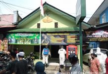 Brimob Semprotkan Desinfektan Ke Fasum