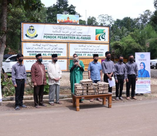 Ibu Riana Sari Arinal Memberikan 1000 Butir Telur Dan Bak Sampah Ke Pondok Pesantren Dan Panti Asuhan.