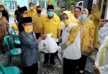 Ketua IIPG Lampung Riana Sari Arinal Beri Bantuan Sembako kepada Masyarakat Lampung Selatan