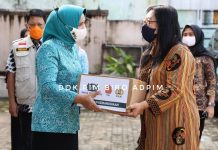 Jumat Barokah ke-9, Ketua TP PKK Ibu Riana Sari Arinal Adakan Bakti Sosial dan Bagikan 1000 Paket Sembako