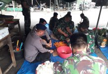 TNI – Polri Bagikan 1000 Nasi Kotak Buat Dampak Covid-19 dan Korban Banjir