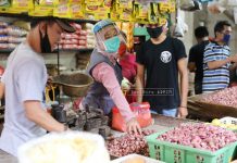 Cegah Penyebaran Covid-19 di Kawasan Pasar, Pemprov Lampung Minta Para Pedagang Terus Gunakan Masker