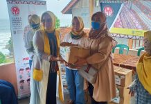 Riana Sari Arinal Serahkan Bantuan Sembako ke Masyarakat Pulau Pisang dan Pengrajin di Pesibar