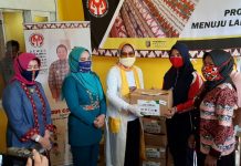 Riana Sari Arinal Serahkan Bantuan Sembako ke Pengrajin dan Kelompok UP2K PKK Lampung Barat