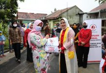 Ketua Yayasan Jantung Indonesia Cabang Utama Lampung Ibu Riana Arinal Salurkan Sembako kepada Masyarakat yang Terkena PHK Akibat Terdampak Covid-19