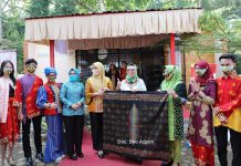 Kunjungi Tanggamus, Riana Sari Arinal Launching Sarung Pelangi Belah Ketupat dan Serahkan Bantuan kepada Masyarakat