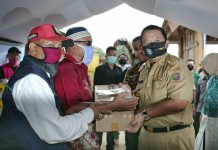 Gubernur Arinal dan Ibu Riana Serahkan Bantuan kepada Masyarakat Terdampak Covid-19 dalam Acara Bakti Sosial di Piabung Pesawaran