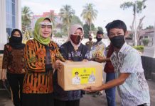 Jumat Barokah di Mahan Agung, Ketua LKKS Ibu Riana Sari Arinal Bagikan Sembako kepada Korban Napza