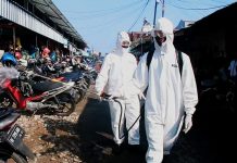 Cegah Penyebaran Covid-19 Kompi 2 Batalyon A Pelopor Putus Semprotkan Desinfektan Di Pasar