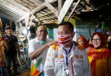 Jiwa Sosial Ike Edwin Aida Sofina dan Kanjeng MGS Beri Santunan Kepada Pedagang Keliling Ini