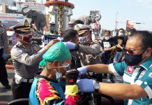 Anniversary 7 Tahun Toyota Hardtop Community Lampung THCL Bagi masker Helm dan Sembako