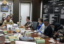 Menerima Kunjungan Tim Lomba Inovasi Daerah beserta rombongan di ketuai oleh Plt Kepala Badan Litbang Kementrian dalam Negri Agus Fatoni Di Ruang kerja Gubernur Arinal Djunaidi.