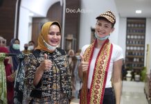 Riana Arinal Terima Kunjungan Tim Inovasi Daerah Balitbang Kemendagri di Dekranasda, Tim Kagumi Karya Kain Tapis dan Siger Emas