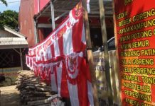 penjual umbul-umbul dan bendera merah putih marak di Waykanan