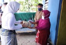 Bagikan Daging Kurban Ke masyarakat,Warga bertatap muka Langsung Dengan Ibu Riana Sari Arinal