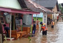 Tanggap Bencana, Personel Kompi 2 Batalyon A Pelopor Evakuasi Korban Banjir Di Bandar Lampung