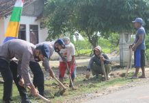 HUT RI Ke-75, Anggota Brimob Yon B Pelopor Ajak Warga Gotong Royong Pemasangan Bendera dan Pembersihan Jalan Irigasi.