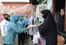 Ibu Riana Arinal Bagikan Masker di Kelurahan Kupang Kota, Bandarlampung