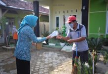 Terapkan Protokol Kesehatan, Ibu Riana Arinal Bagikan Masker kepada Masyarakat Metro dan Lampung Timur