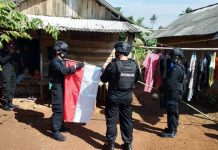 Patroli Brimob Batalyon A Pelopor menghimbau dan Mengajak mengibarkan bendera merah putih