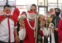 Bagi Pelaku Ekonomi untuk Berkreasi, Berproduksi dan Bertransaksi Ibu Riana Sari Arinal Resmikan Pasar Kreatif dan Seni.
