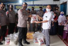 Personil Batalyon A Pelopor memberikan bantuan sembako ke Panti Asuhan Bussaina
