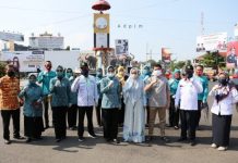 Ustad Solmed Artis April Jasmine, Ibu Riana Arinal dan Jajaran Dinas Kesehatan Bagikan Masker di Tugu Adipura