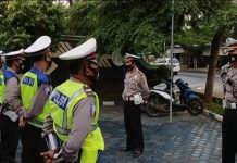 Sat Lantas Polres Lampung Utara Pasang Stiker Stop Covid-19 pada mobil angkutan umum