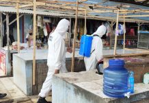 1 Batalyon C Pelopor (Brimob) Polda Lampung,giat penyemprotan di seputar pasar Propau Lampung Utara