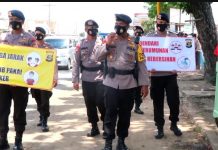Kompi 1B Pelopor Memberikan Himbaun Pencegahan Covid 19 Dan Penyemprotan Di Fasum
