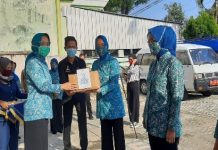 Peduli Covid-19, Riana Sari Arinal Distribusikan Paket Sembako dan Ribuan Masker Ketua TP PKK Kabupaten