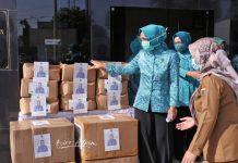 Serahkan Bantuan Masker dan Sembako Kepada Pjs Ketua PKK Kabupaten, Ibu Riana Minta,Kerja untuk Penanganan COVID-19