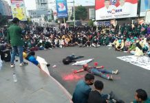 AKSI TEATRIKAL: Aliansi (BEM) Lampung LAKUKAN PENGGALANGAN DANA di TUGU ADIPURA KOTA BANDAR LAMPUNG