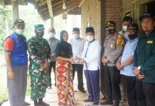 Pjs. Bupati Pesisir Barat Serahkan Bantuan kepada Keluarga Korban Hanyut di Way Tenumbang