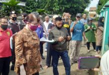 (PN) Kotabumi bersama Pihak terkait turun kelokasi guna melihat objek perkara Lahan Pekarangan
