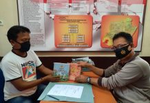 Kenalkan Polri Sejak Dini, Polres Lampung Utara Bagikan Buku ke Sekolah Dasar