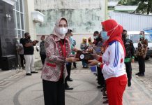 Ibu Riana Arinal Serahkan Bantuan dari Yayasan Jantung Indonesia dan LKKS kepada Klub Jantung Sehat dan Penyandang Disabilitas