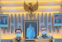 Bupati Pesawaran H. Dendi Ramadhona, ST., M.Tr.I.P menerima penghargaan Innovative Government Award (IGA) dari Kementrian Dalam Negeri R.I