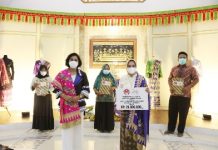 HUT Dekranas ke-41, Ibu Riana Sari Arinal Serahkan Bantuan Modal Usaha