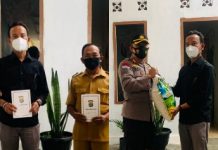 Kapolres Lampung Utara Beri Bantuan Sembako Kepada Guru dan Penjaga Sekolah Korban Banjir